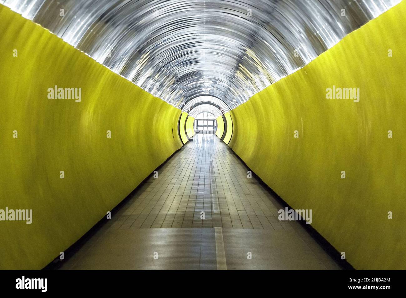 Tunnel pedonale sotterraneo giallo. Stoccolma Svezia Foto Stock