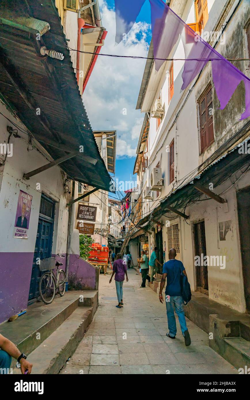 CITTÀ DI PIETRA, TANZANIA - 22 dicembre 2021: Strade strette e vecchie case in città di pietra, Zanzibar, Tanzania Foto Stock