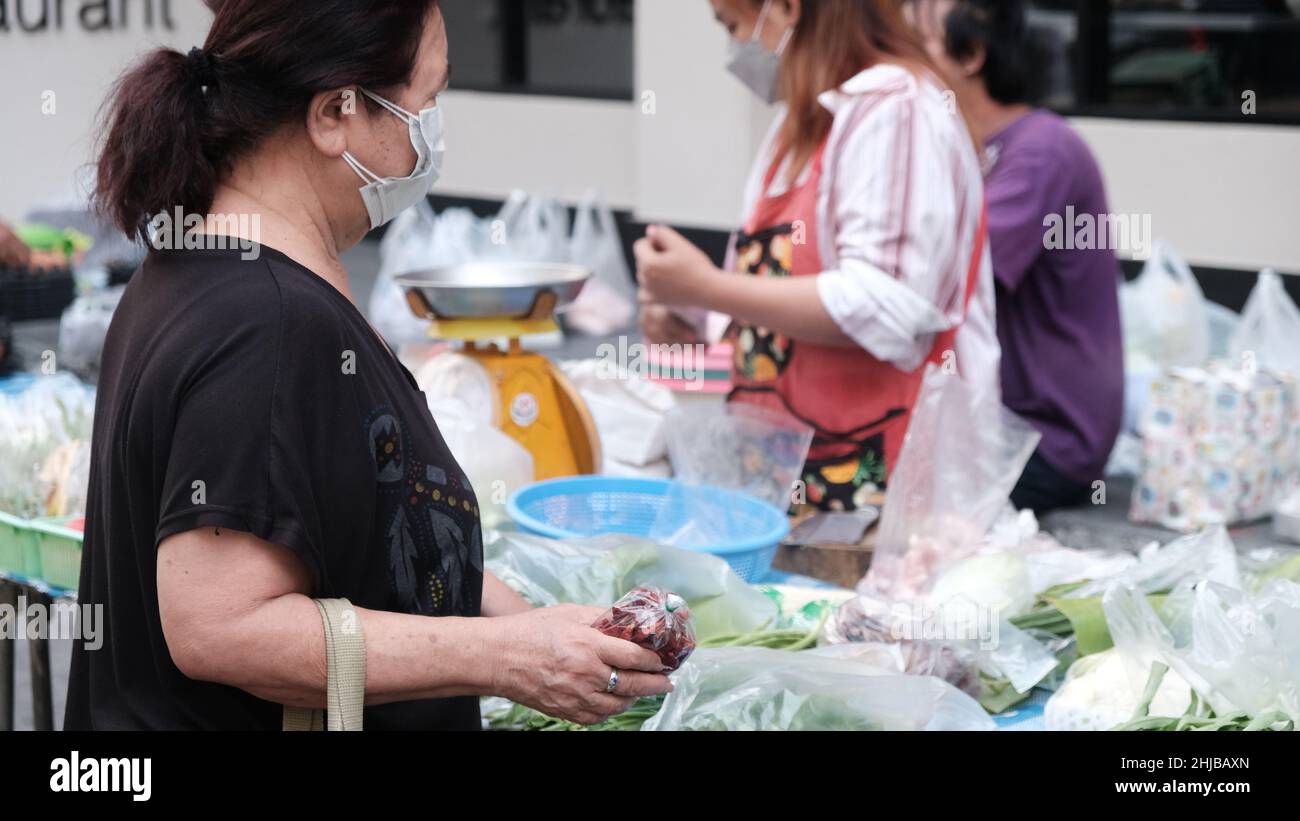 Low Income Economy Money Changing Hands Buyer and Vender Sukhumvit Road Bangkok Thailandia Foto Stock