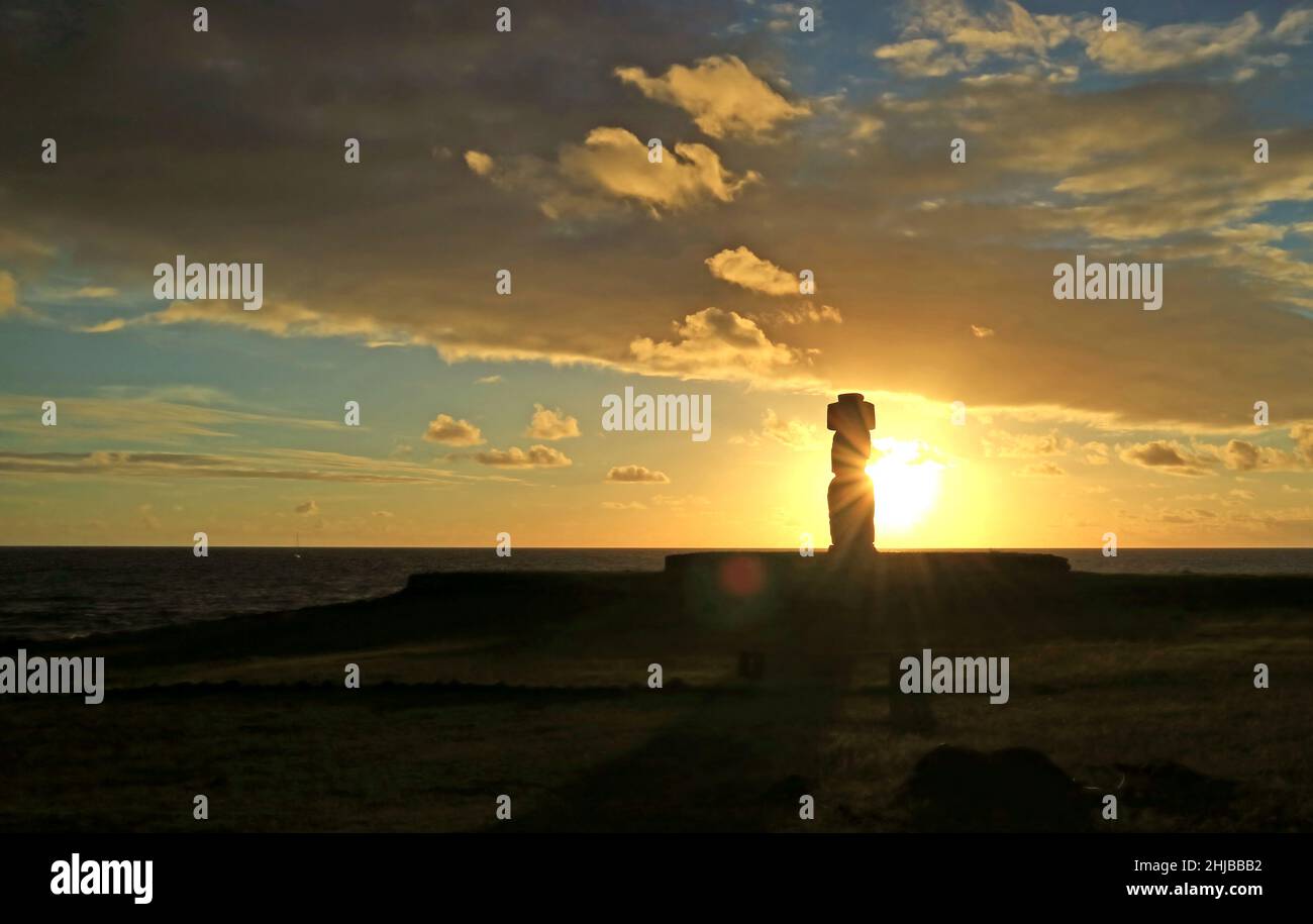 Vista mozzafiato del sole che splende attraverso la silhouette della statua di Moai di AHU Ko te Riku, Tahai , Isola di Pasqua, Cile Foto Stock
