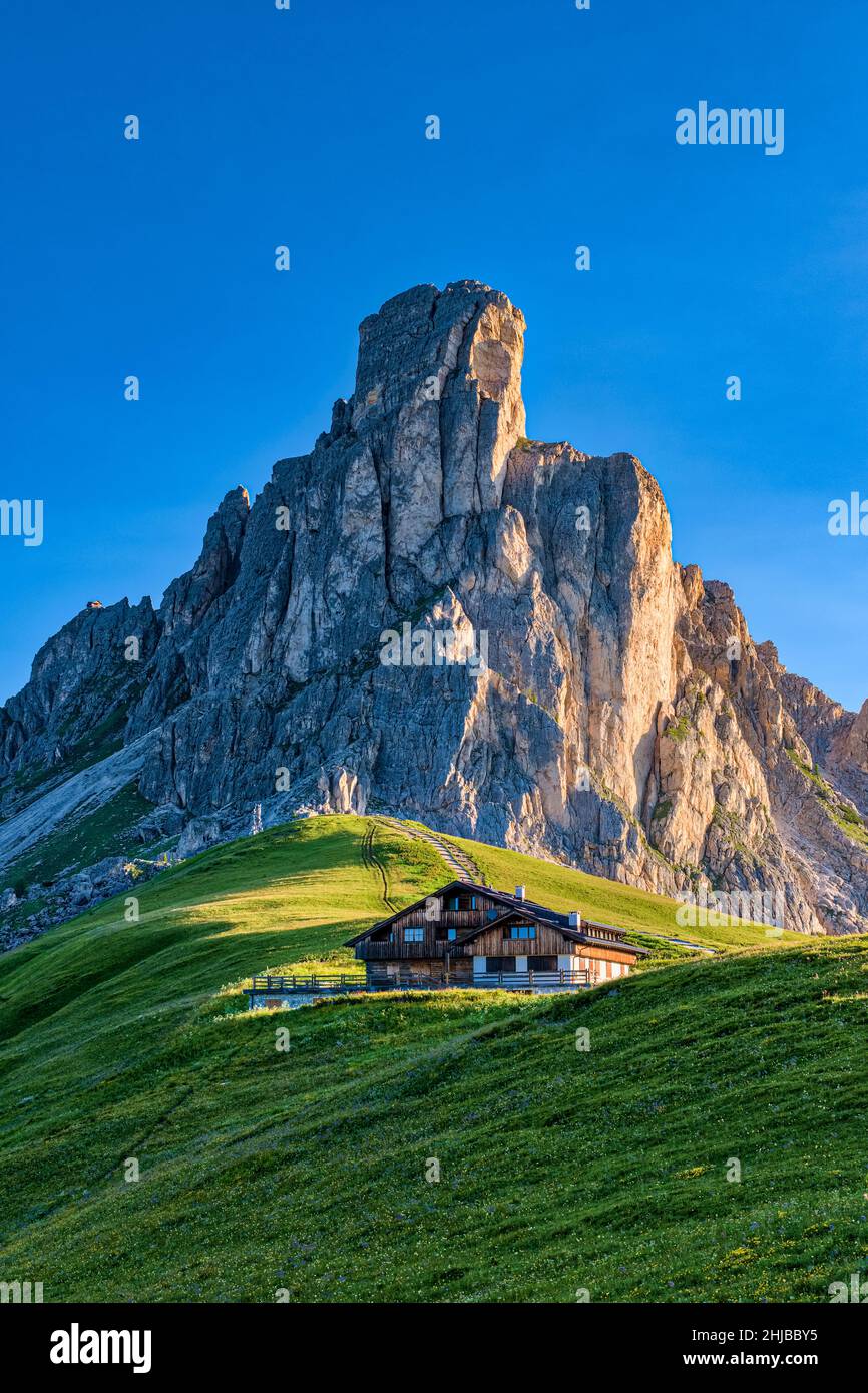 Mt. Ra Gusela e un rifugio, visto da Punta di Zonia sopra il Passo di Giau, Passo di Giau, all'alba. Foto Stock