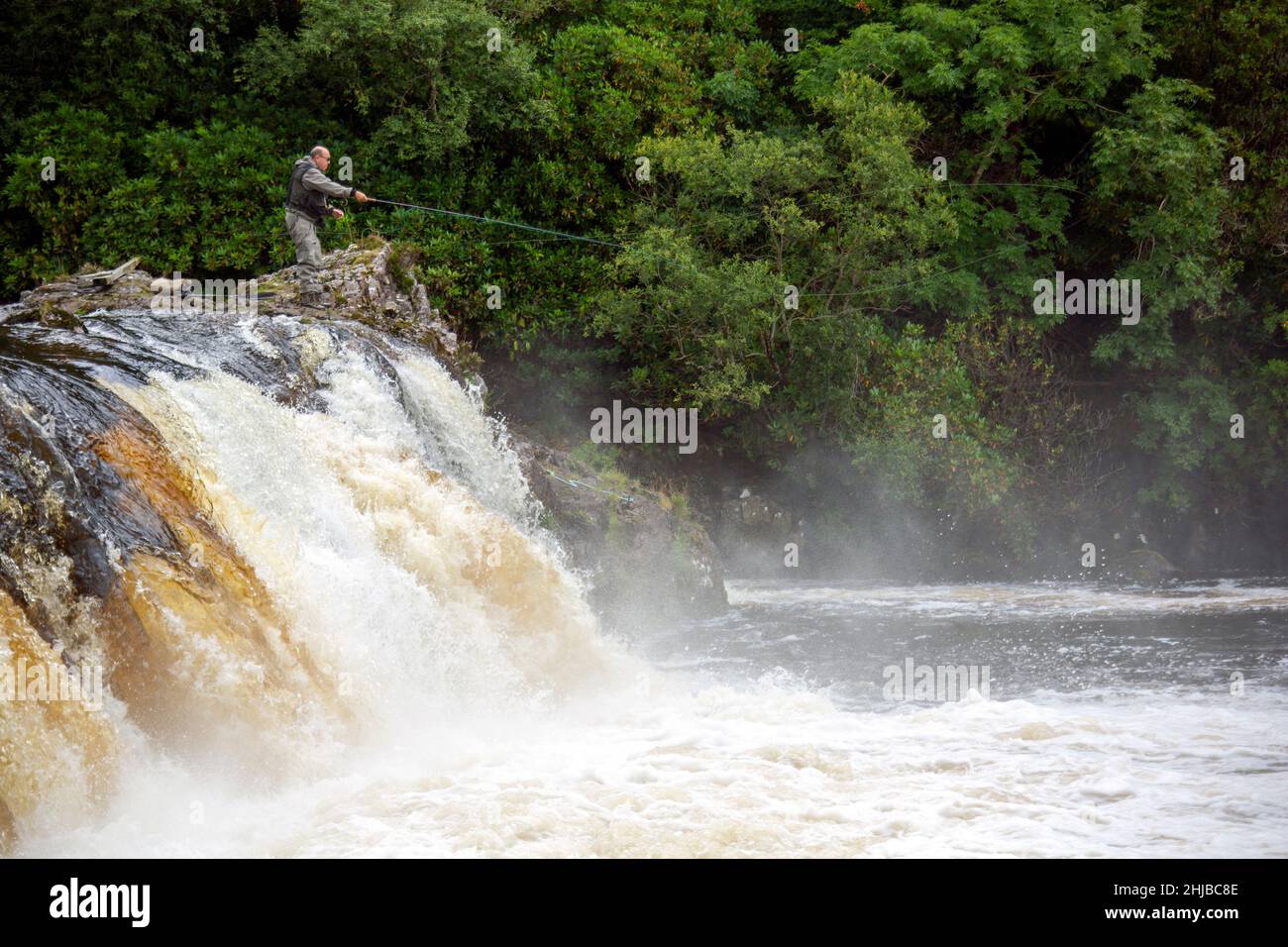 Il tempo continua mescolato in Irlanda con sole e docce dominanti. Alle Cascate di Aasleagh, nell'Irlanda occidentale, i pescatori erano occupati al lavoro rega Foto Stock