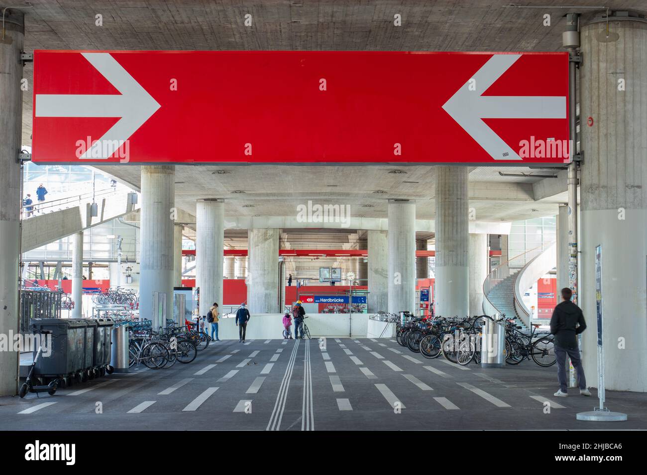 Zurigo, Svizzera - Maggio 23rd 2021: Di fronte alla stazione ferroviaria Hardbruecke, sotto una strada principale Foto Stock