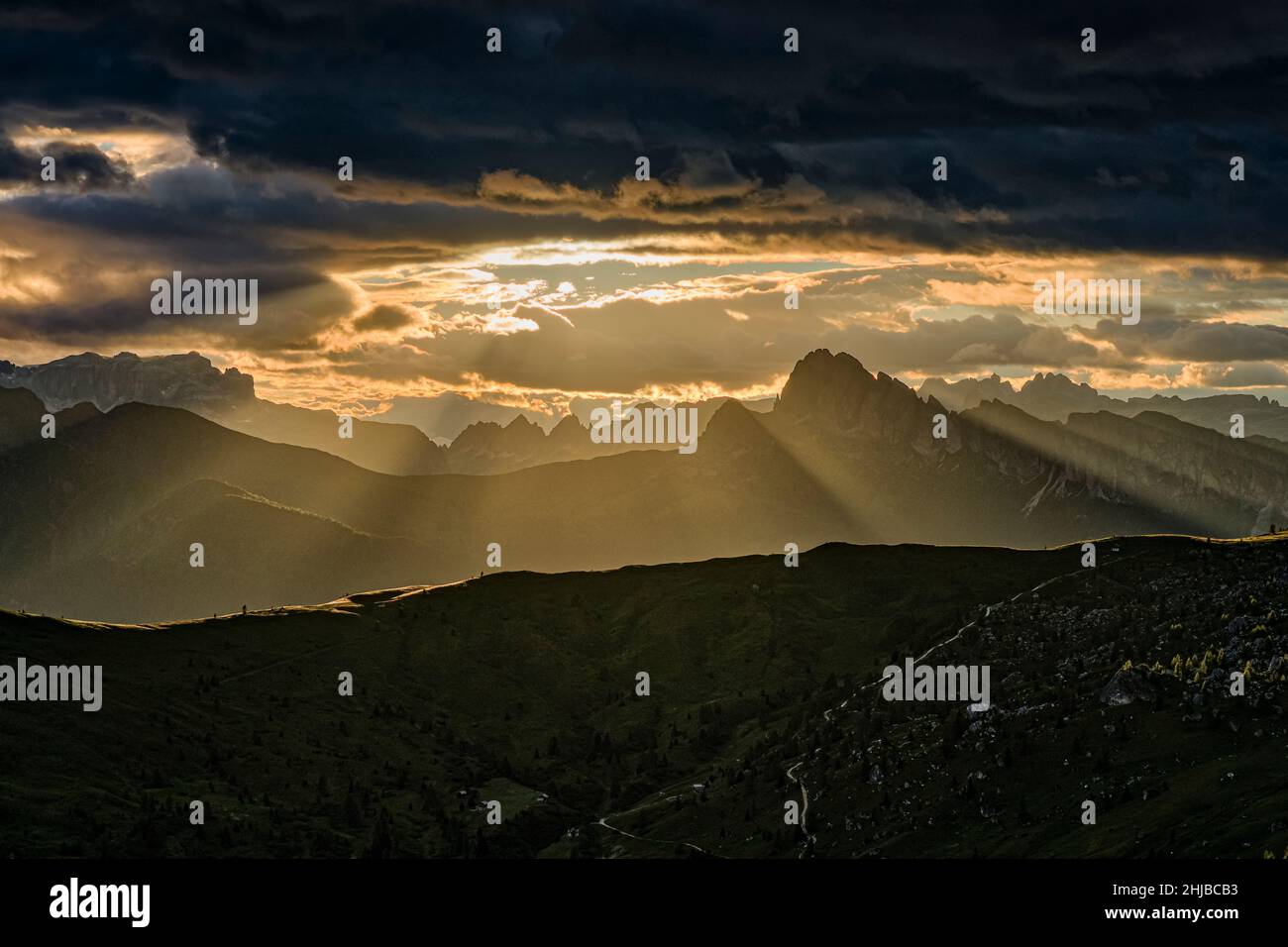 Spettacolare tramonto sulle silhuette di creste e cime dolomitiche, visto dal Passo di Giau, Passo di Giau. Foto Stock