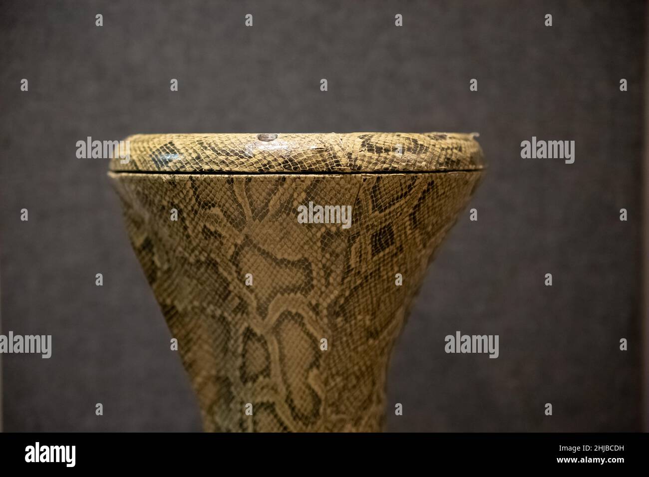 Tamburo medio-orientale in uno studio di registrazione di musica grigia Foto Stock
