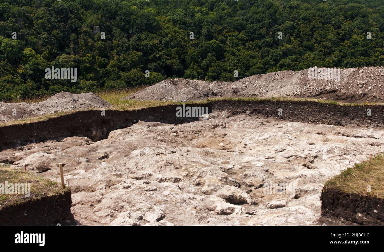 Opere archeologiche, archeologi scavato un buco in campo per la ricerca di reperti e reperti storici Foto Stock