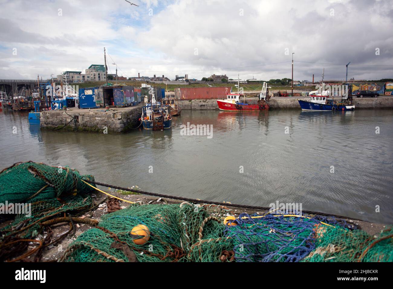 Dopo le piogge di ieri la mattina era piena di incantesimi di sole a Balbriggan, nei pressi di Dublino. Foto Stock