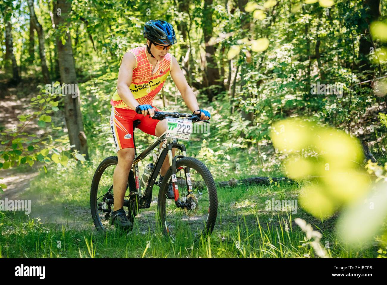Mountain Bike ciclista maneggio a giornata soleggiata, uno stile di vita sano atleta attivo facendo sport Foto Stock