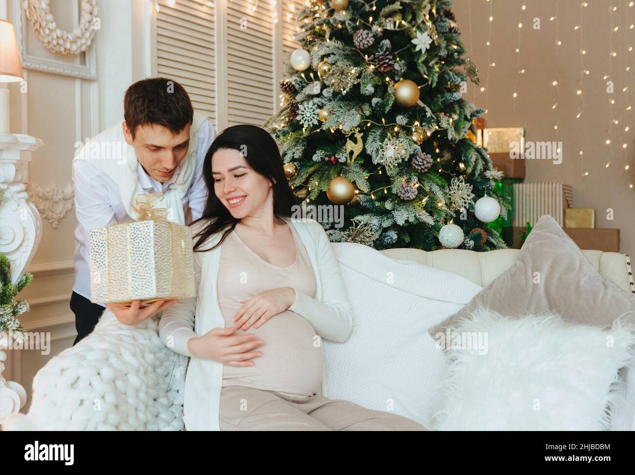 Regalo per moglie incinta immagini e fotografie stock ad alta risoluzione -  Alamy