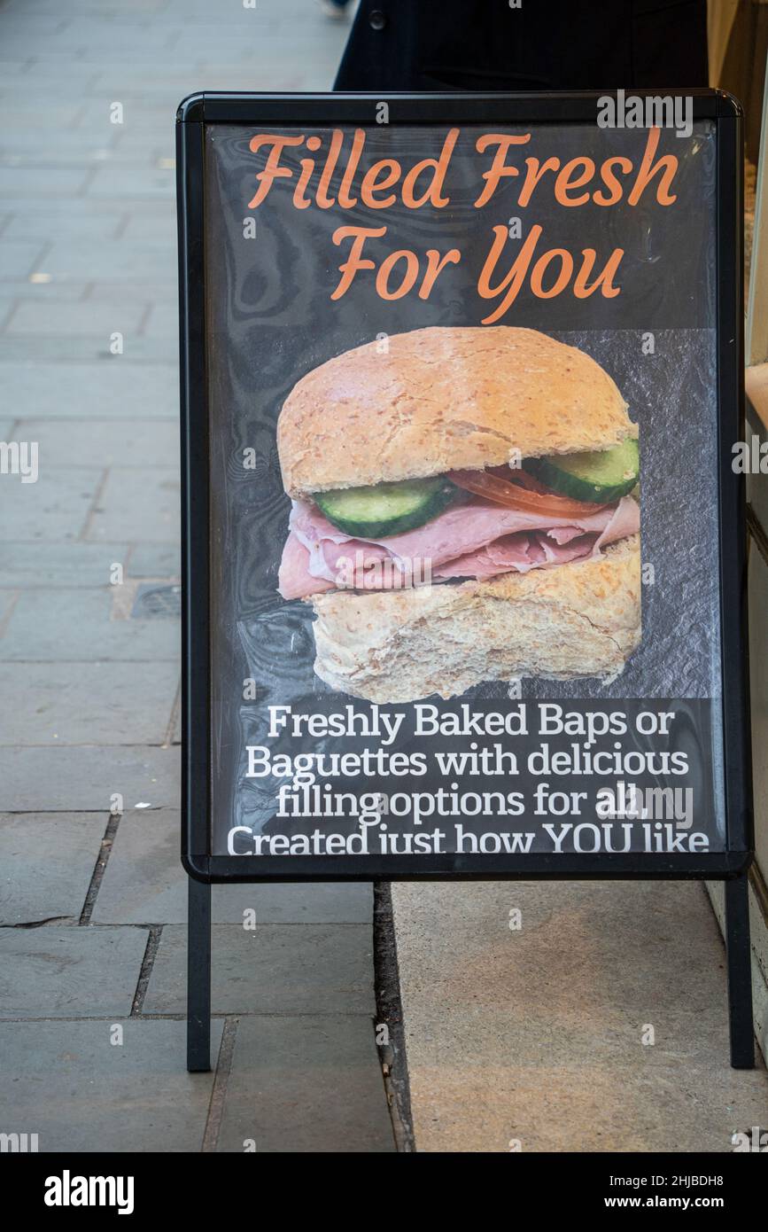 Cartello sandwich shop, fresco riempito per voi, pubblicità, Pannello A 'frame, area esterna marciapiede, sandwich prosciutto, pancetta, lattuga, pomodori, bruno bap, rotolo. Foto Stock