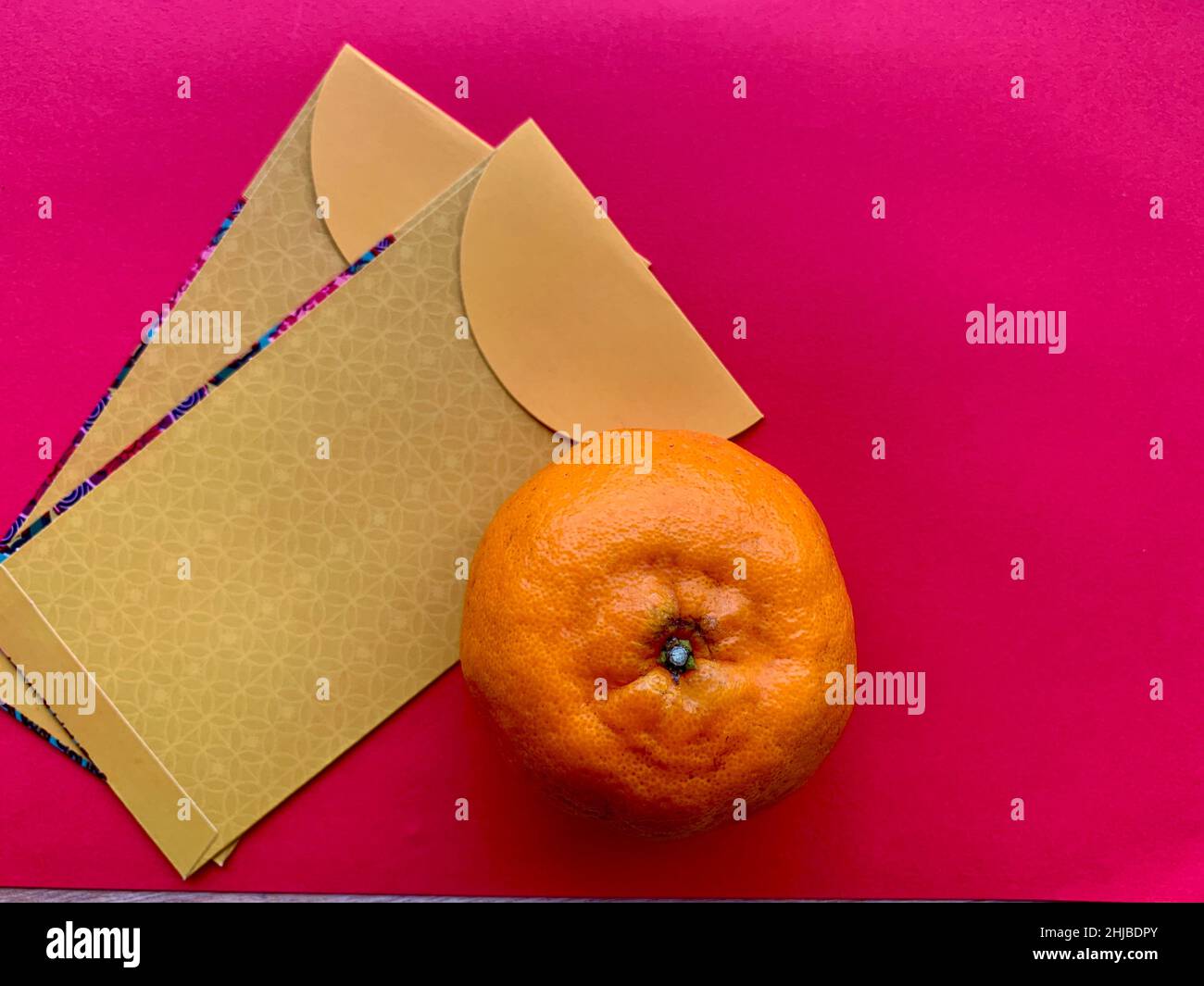 Happy Chinese New Year Celebration Concept. Con busta gialla e arancio mandarino Foto Stock