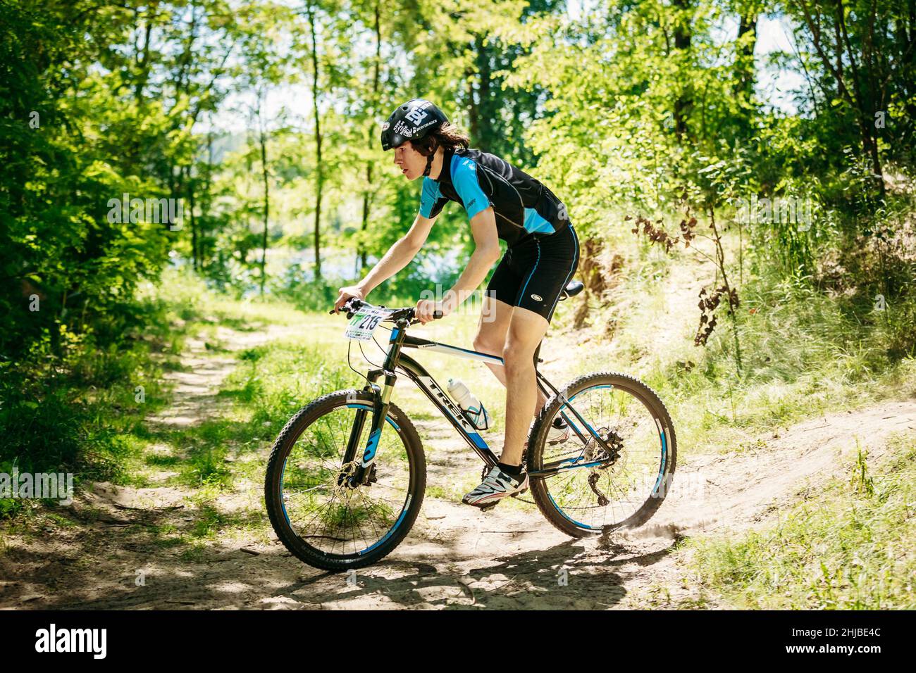 Mountain Bike ciclista maneggio a giornata soleggiata, uno stile di vita sano atleta attivo facendo sport Foto Stock