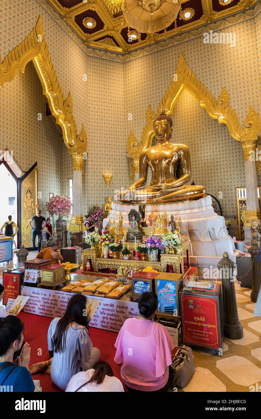 Persone che pregano per buddha al Tempio reale Traimit, al Tempio del Buddha d'Oro, Bangkok, Thailandia Foto Stock