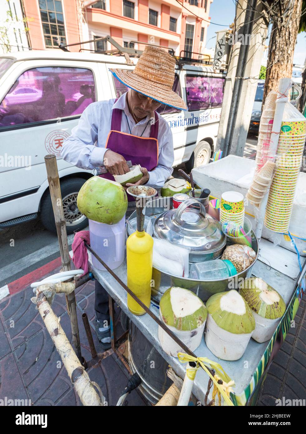Vendita di cocco fresco e bevande in strada, Bangkok, Thailandia Foto Stock