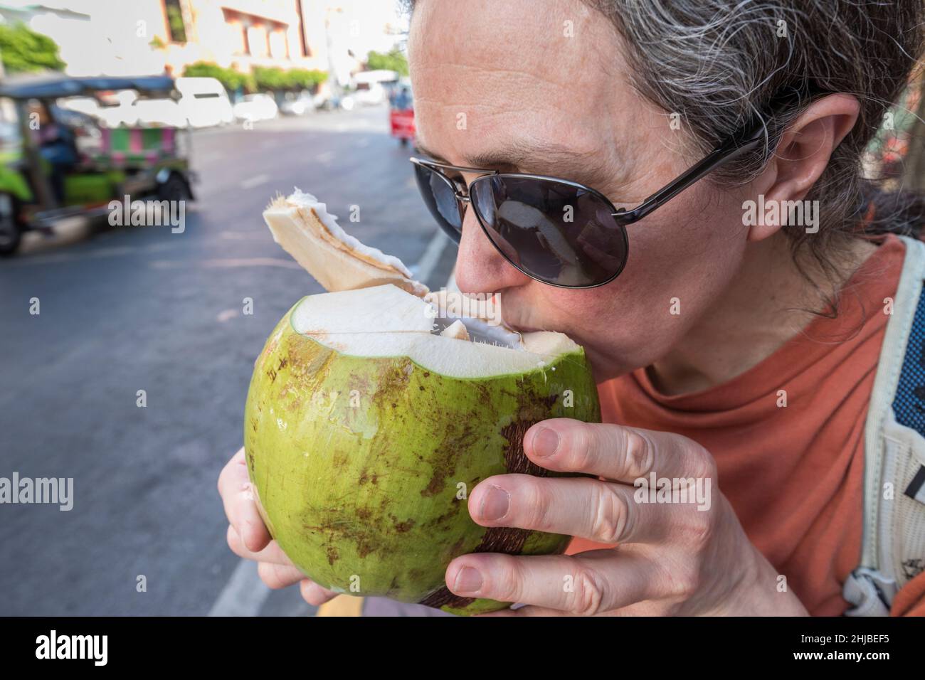 Cocco fresco e turista in strada, Bangkok, Thailandia Foto Stock