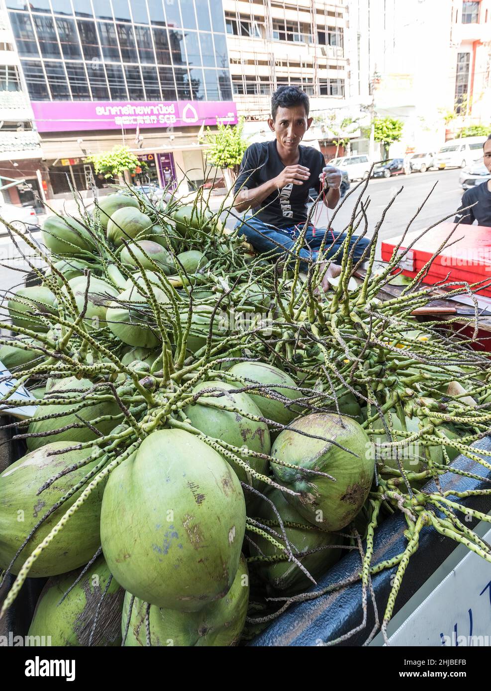 Vendita di cocco fresco in strada, Bangkok, Thailandia Foto Stock