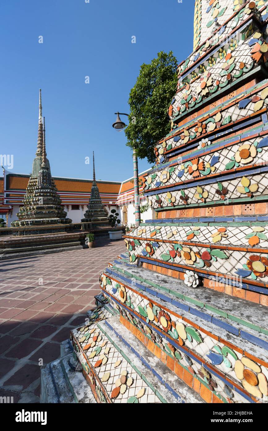 Guglie di pagoda del chedi piastrellato al tempio di Wat Pho, il buddha reclinato, Bangkok, Thailandia Foto Stock