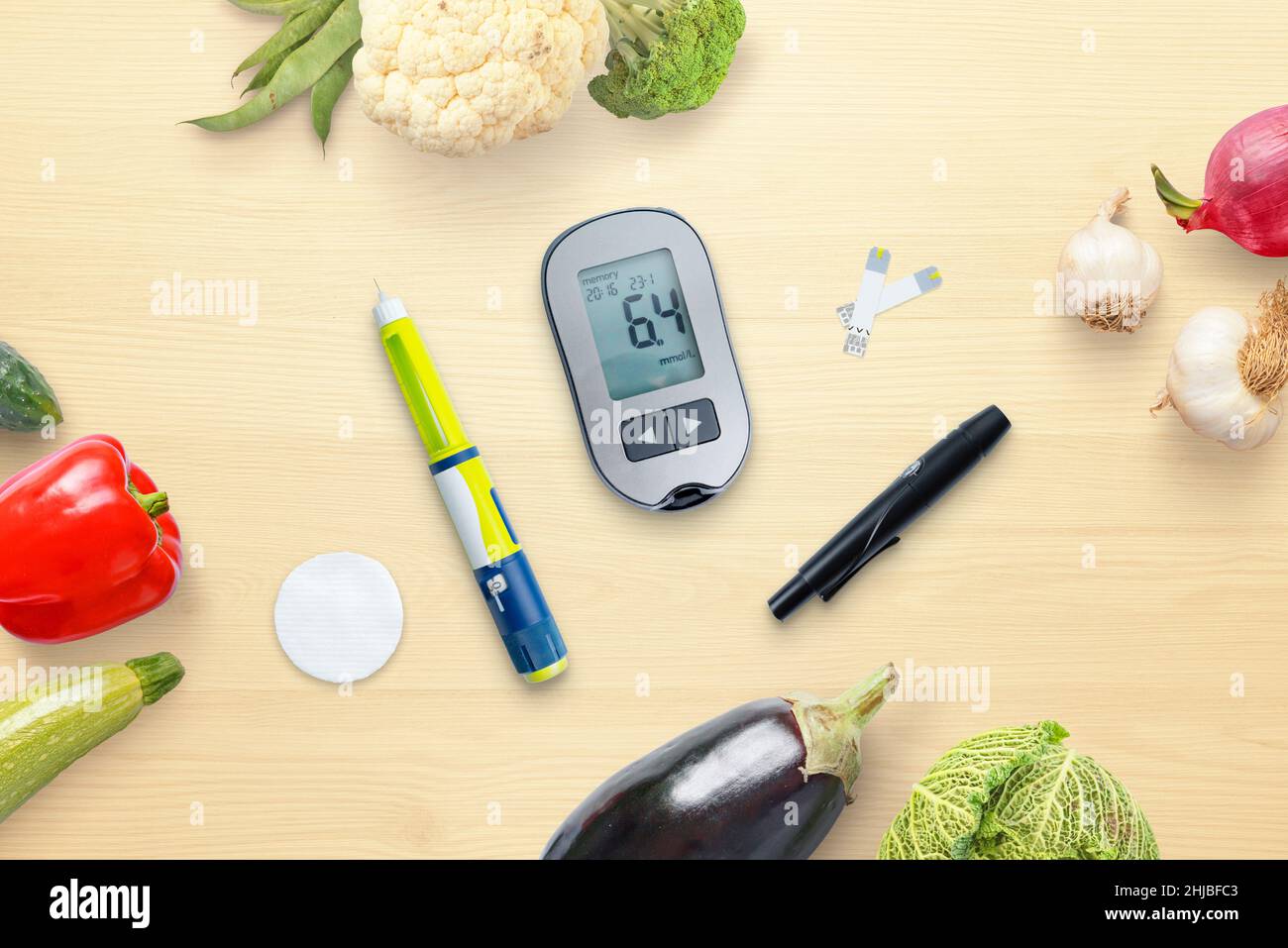 Composizione del concetto di diabete con glucometro del sangue e insulina circondata da cibo sano, verdure. Vista dall'alto, piatto Foto Stock