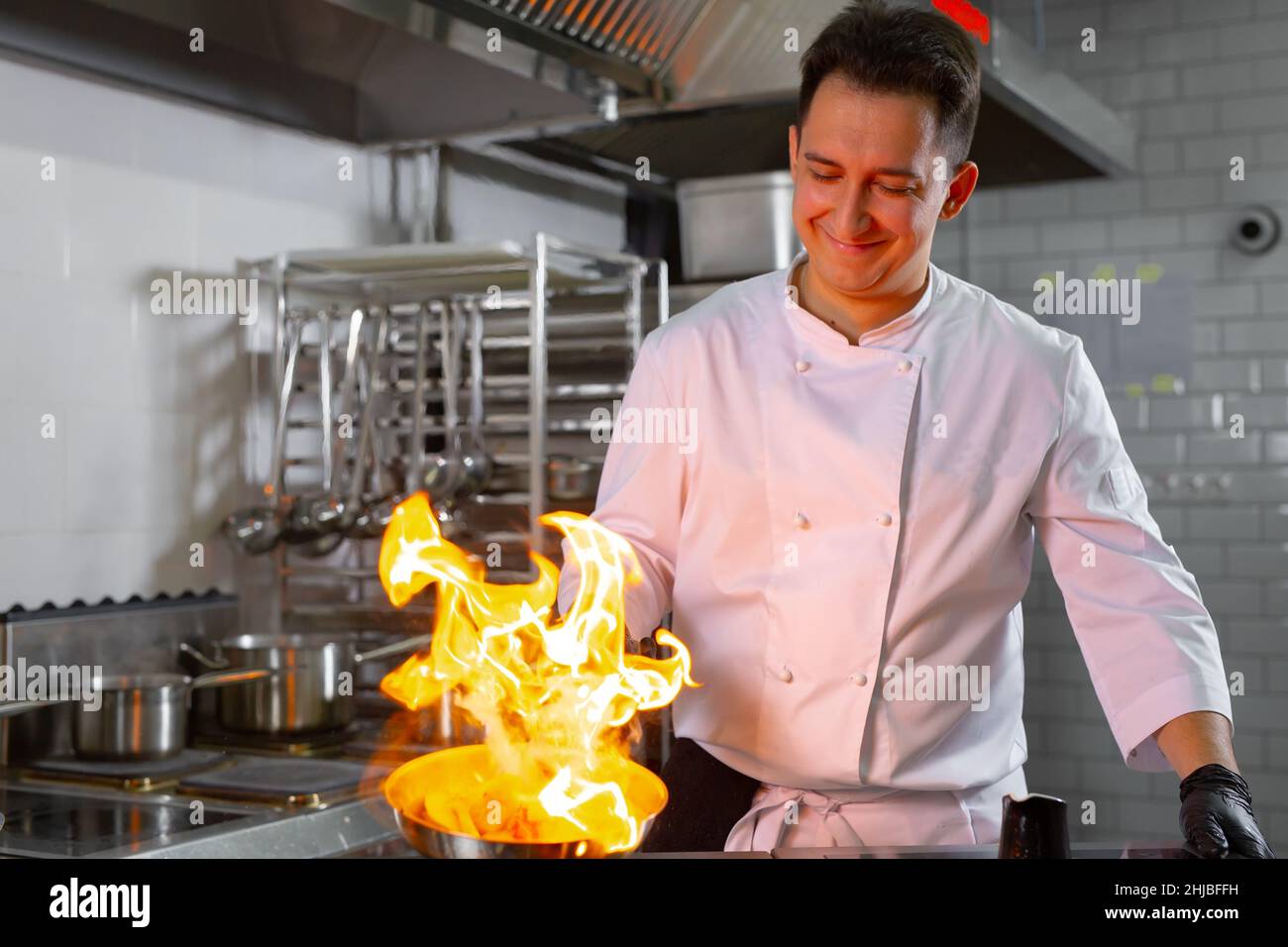 chef che prepara il ludo in un ristorante d'elite Foto Stock