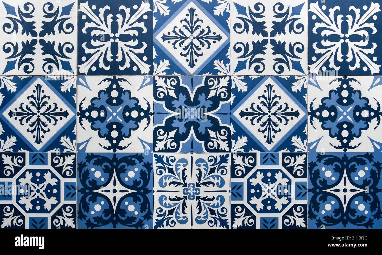 Un mosaico di piastrelle ceramiche a motivi geometrici blu e bianco. Si trova tipicamente sulla facciata di tradizionali case di negozi cinesi in tutta l'Asia. Foto Stock