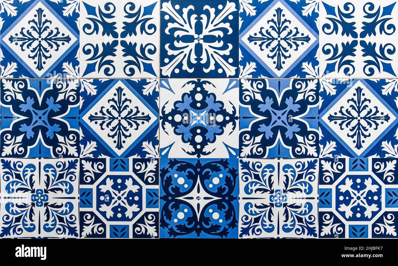 Un mosaico di piastrelle ceramiche a motivi geometrici blu e bianco. Si trova tipicamente sulla facciata di tradizionali case di negozi cinesi attraverso houthouses thro Foto Stock