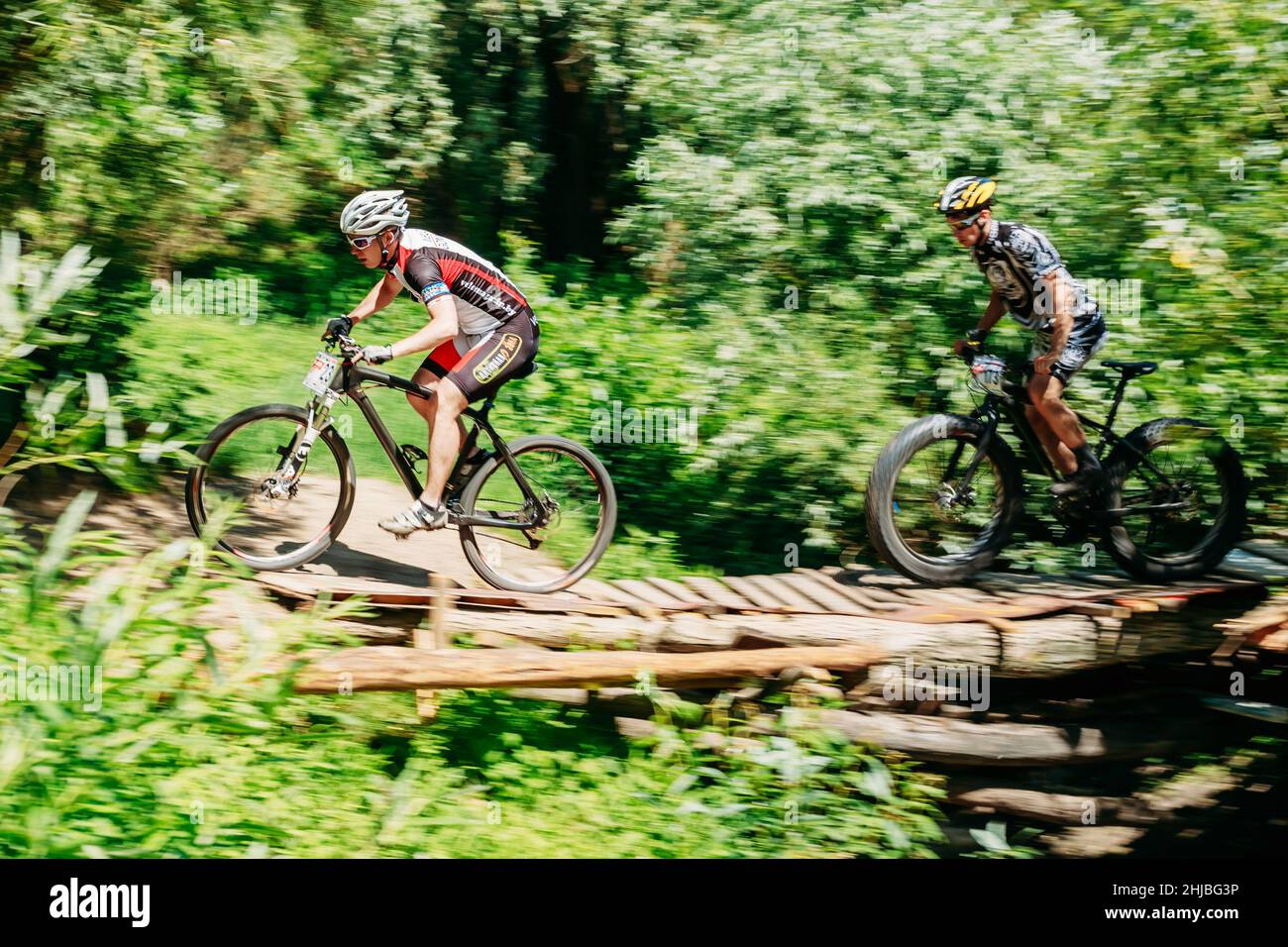 Mountain Bike ciclista maneggio a giornata soleggiata, uno stile di vita sano atleta attivo facendo sport Foto Stock