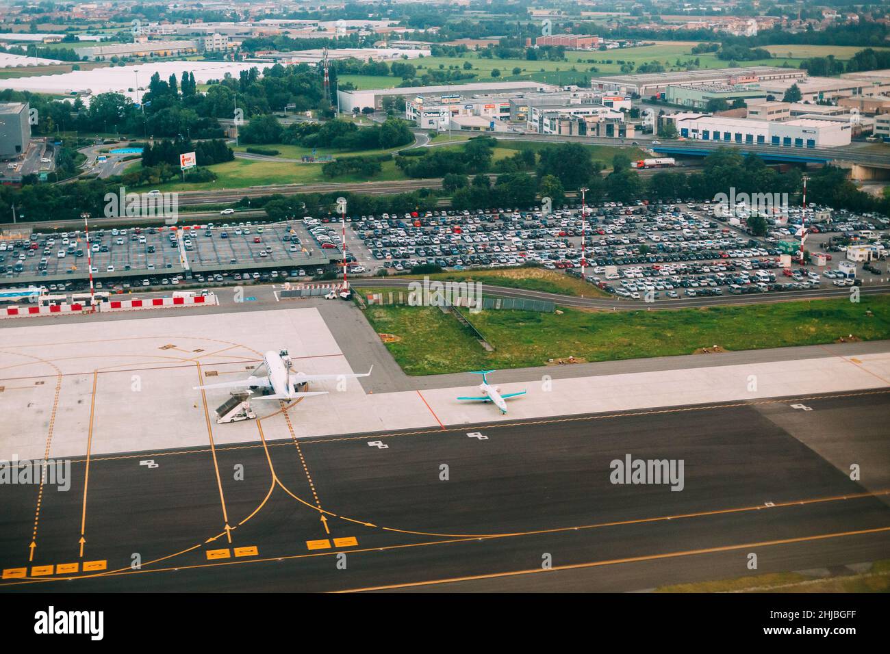 Bergamo, Italia. Vista aerea della pista dell'Aeroporto Internazionale di Orio al Serio. Aeroporto Internazionale il Caravaggio Foto Stock
