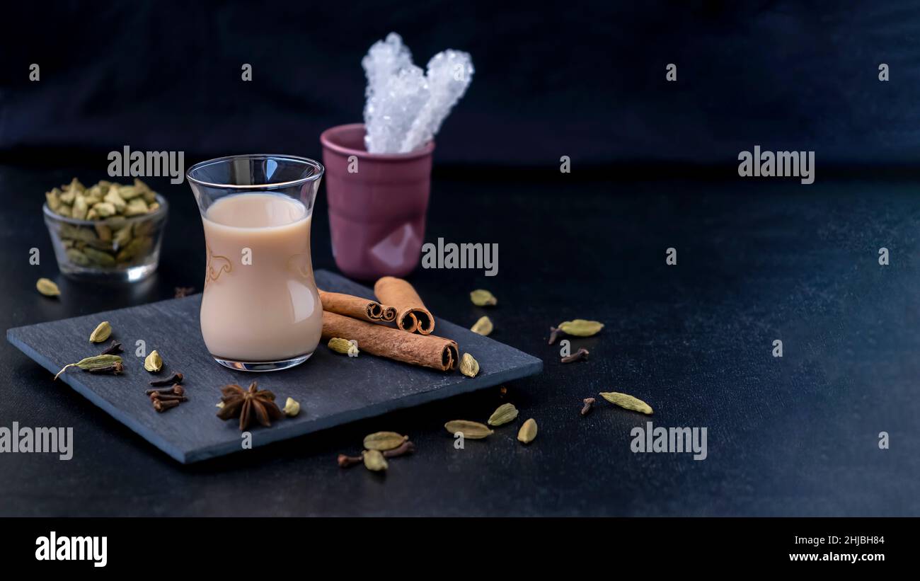 Tradizionale indiano e medio orientale bevanda calda tè masala o karak chai con spezie e latte. Cibo esotico. Foto Stock