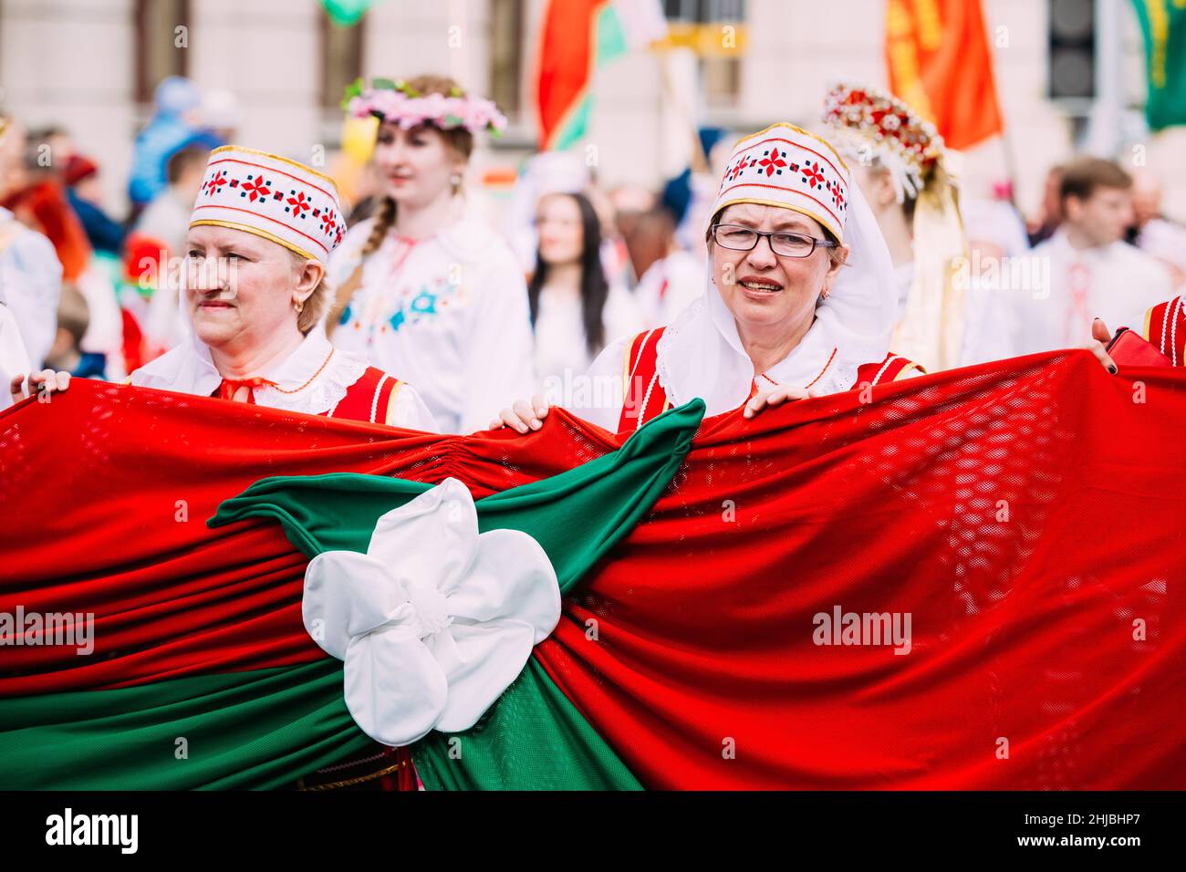 Donne in costume popolare bielorusso nazionale che partecipano alla sfilata di Gomel, Bielorussia Foto Stock