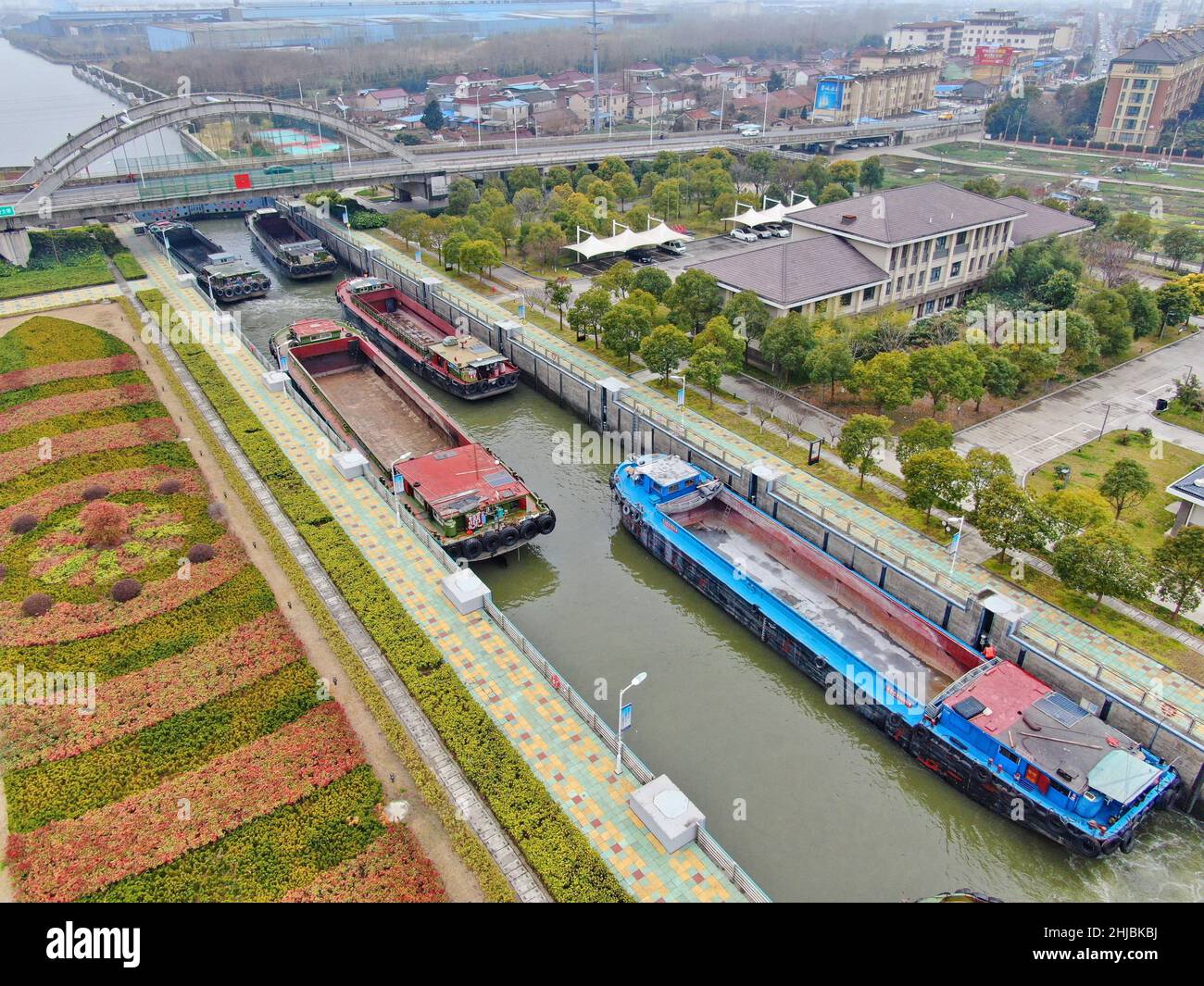 Nantong, Nantong, Cina. 28th Jan 2022. Secondo i dati forniti dal Jiangsu Nantong Transportation Bureau, nel 2021, la serratura navale di Haian ha rilasciato 53800 navi, aperto 9805 chiuse, superato 31,1948 milioni di tonnellate di navi e 20,2128 milioni di tonnellate di merci, rilasciato gratuitamente 977 navi portacontainer e 29052 TEU, esonerato dalla tassa d'ingresso di 633000 yuan, e raddoppiato il flusso di navi container rispetto allo scorso anno. Il canale di linea Lianshen è il secondo verticale nella ''due verticali e cinque orizzontali'' della pianificazione della rete di canali principale della Provincia di Jiangsu. Si assume l'importante Foto Stock