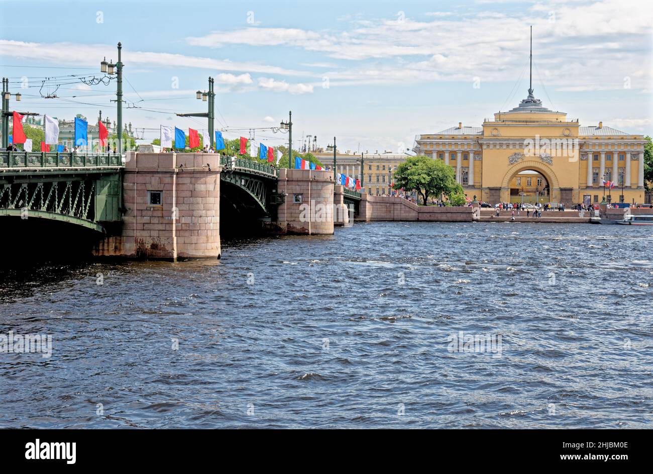 Ponte del Palazzo sul fiume Neva e l'arco dell'Ammiragliato sull'argine del fiume Neva - San Pietroburgo, Russia, 27th febbraio 2011 Foto Stock