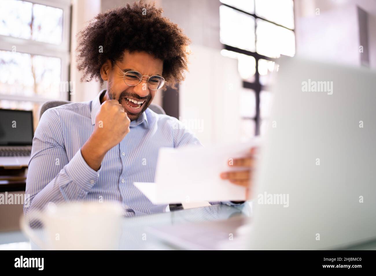 Happy Man leggendo una buona lettera di notizie con i risultati Foto Stock