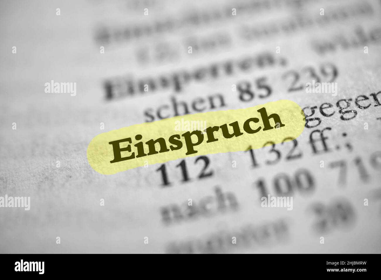 Primo piano sulla parola tedesca evidenziata 'Einspuch' in un giornale. Traduzione: Obiezione Foto Stock