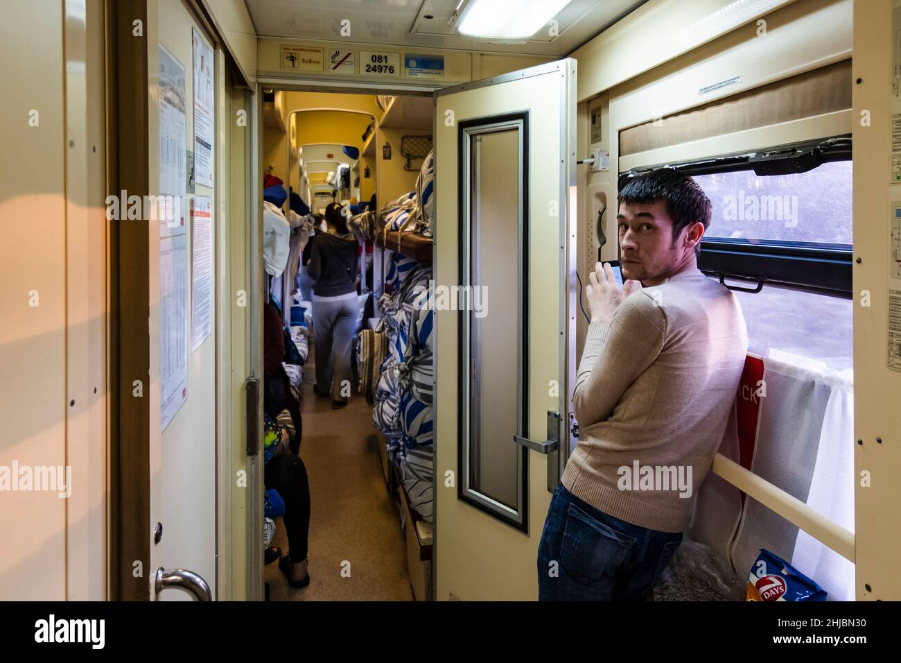 Vita quotidiana in Trans-Siberian Express. Passeggeri nella sezione Plastkart. Foto Stock