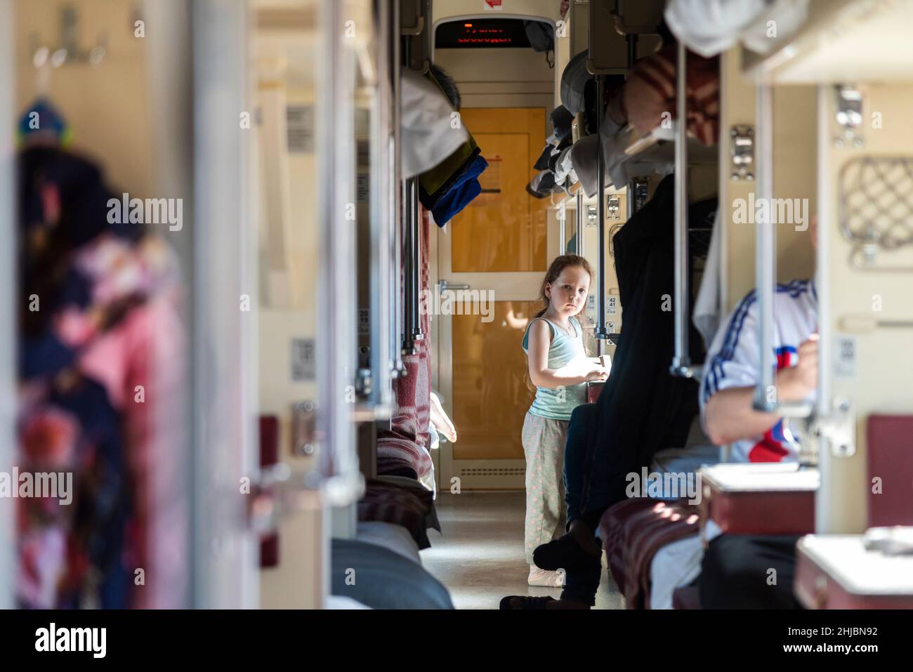 Vita quotidiana in Trans-Siberian Express. Una piccola ragazza passeggero nella sezione Plastkart. Foto Stock