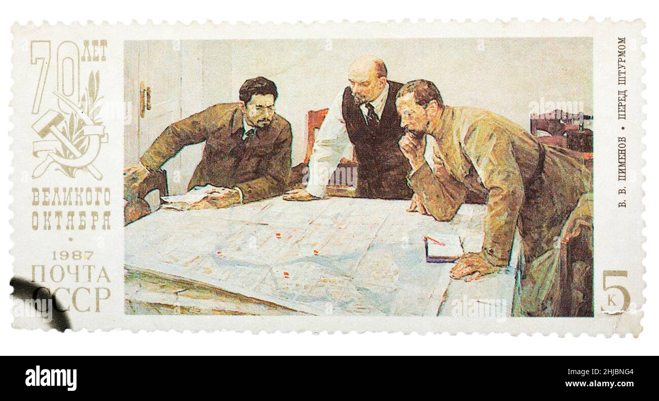 Timbro stampato in Russia mostra Lenin strategia di pianificazione con due generali. Il settantesimo anniversario della rivoluzione russa Foto Stock