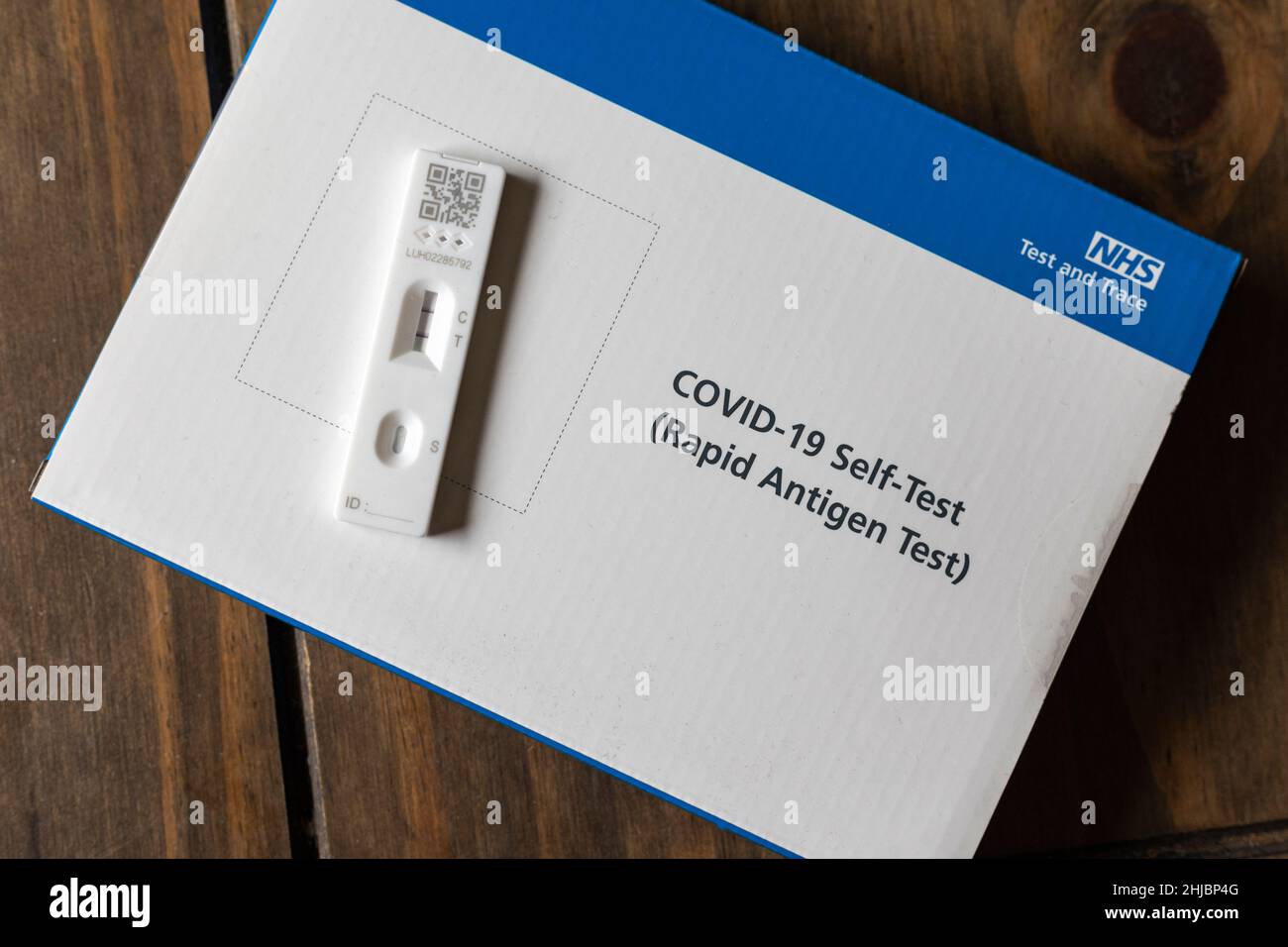 Test di flusso laterale positivo su una scatola di kit di test utilizzati per swabbing gola e naso. Foto Stock