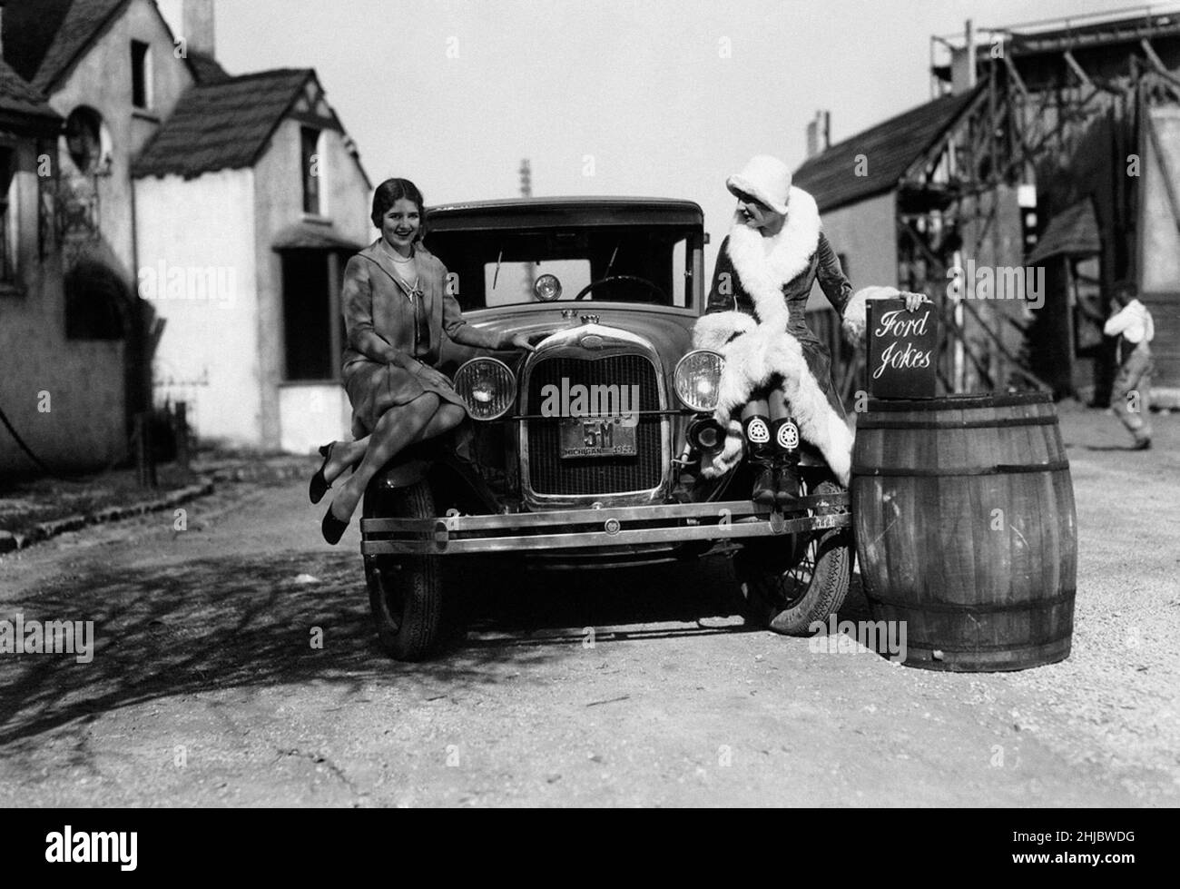 Marion Davies e Jane Winton sul set di 'The Patsy', Natale 1927. Regista: Re Vidor rilasciato, USA, 1928 Foto Stock