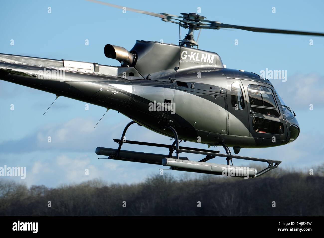 Airbus AS350 Squirrel elicottero singolo motore executive utilizzato da Saxonair con il galleggiante sulle slitte visto nel 2022 Foto Stock