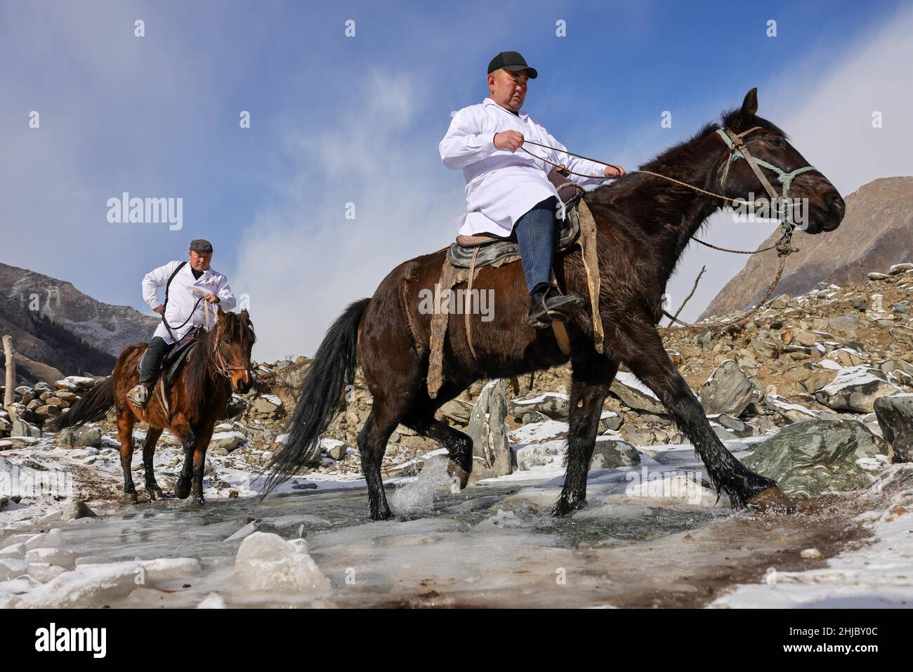 (220128) -- URUMQI, 28 gennaio 2022 (Xinhua) -- i veterinari effettuano una serie di visite nella valle di Akyaz nella contea di Zhaosu, Prefettura autonoma di Kazak di Ili, regione autonoma di Xinjiang Uygur della Cina nord-occidentale, 25 gennaio 2022. Akyaz Valley è un importante pascolo invernale per i pastori di Zhaosu. Ogni anno, i pastori migravano lungo il fiume Akyaz, guidando con loro oltre 500.000 capi di bestiame per stabilirsi nella valle per l'inverno. Con un'altitudine media di 3.000 metri, la valle di Akyaz ha abbondante erba, acqua e un clima più caldo, grazie alle montagne circostanti che bloccano i venti freddi. In re Foto Stock