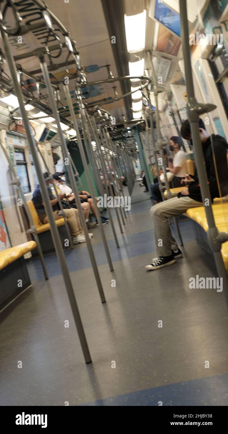 Bland Sterile Coach Car Economy Style Commuter fare Crosstown Light Rail Bangkok Thailandia Foto Stock