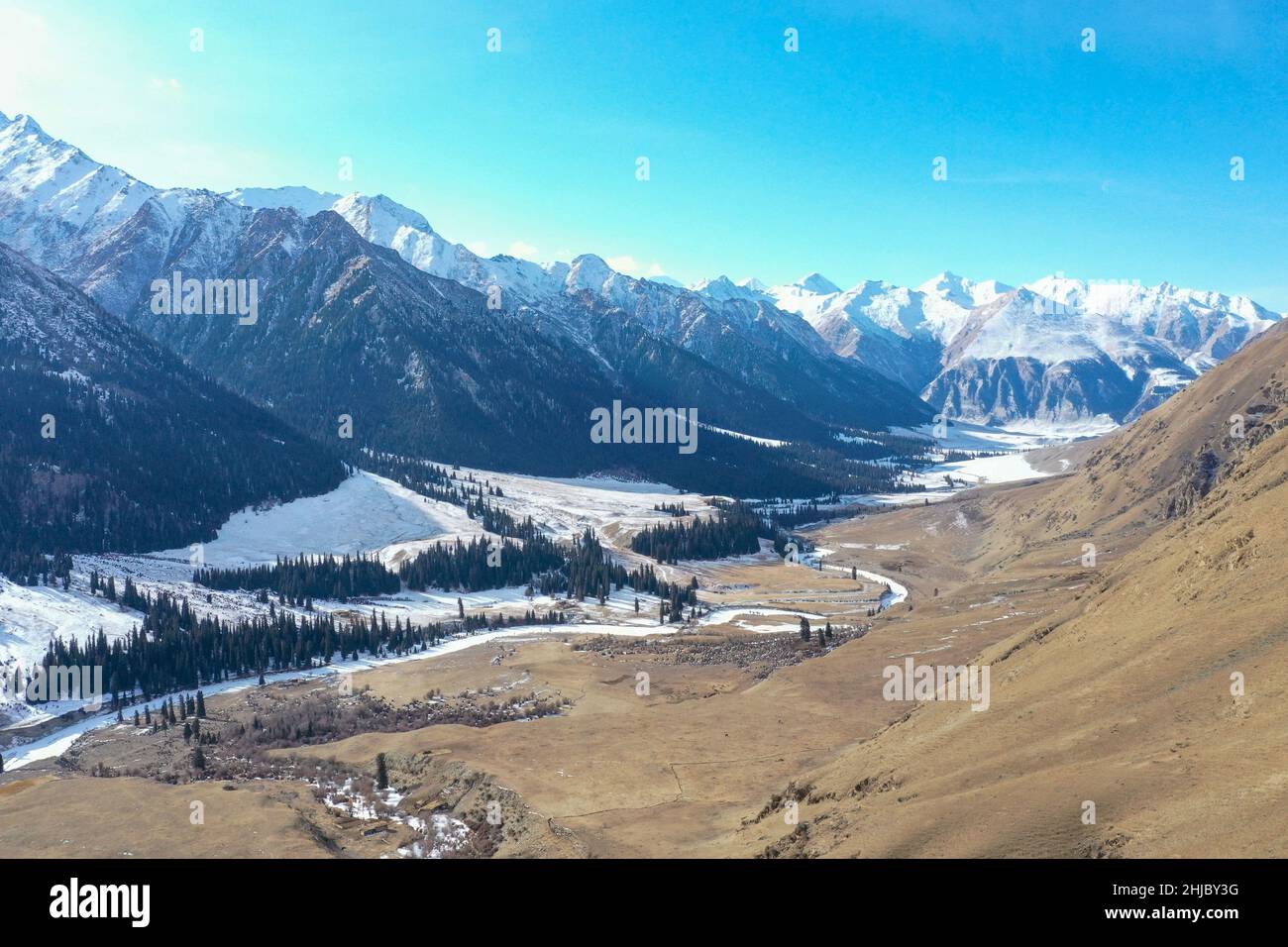 (220128) -- URUMQI, 28 gennaio 2022 (Xinhua) -- Foto aerea scattata il 26 gennaio 2022 mostra la valle di Akyaz nella contea di Zhaosu, Prefettura autonoma di Kazak di Ili, regione autonoma di Xinjiang Uygur nella Cina nord-occidentale. Akyaz Valley è un importante pascolo invernale per i pastori di Zhaosu. Ogni anno, i pastori migravano lungo il fiume Akyaz, guidando con loro oltre 500.000 capi di bestiame per stabilirsi nella valle per l'inverno. Con un'altitudine media di 3.000 metri, la valle di Akyaz ha abbondante erba, acqua e un clima più caldo, grazie alle montagne circostanti che bloccano i venti freddi. Negli ultimi anni Foto Stock