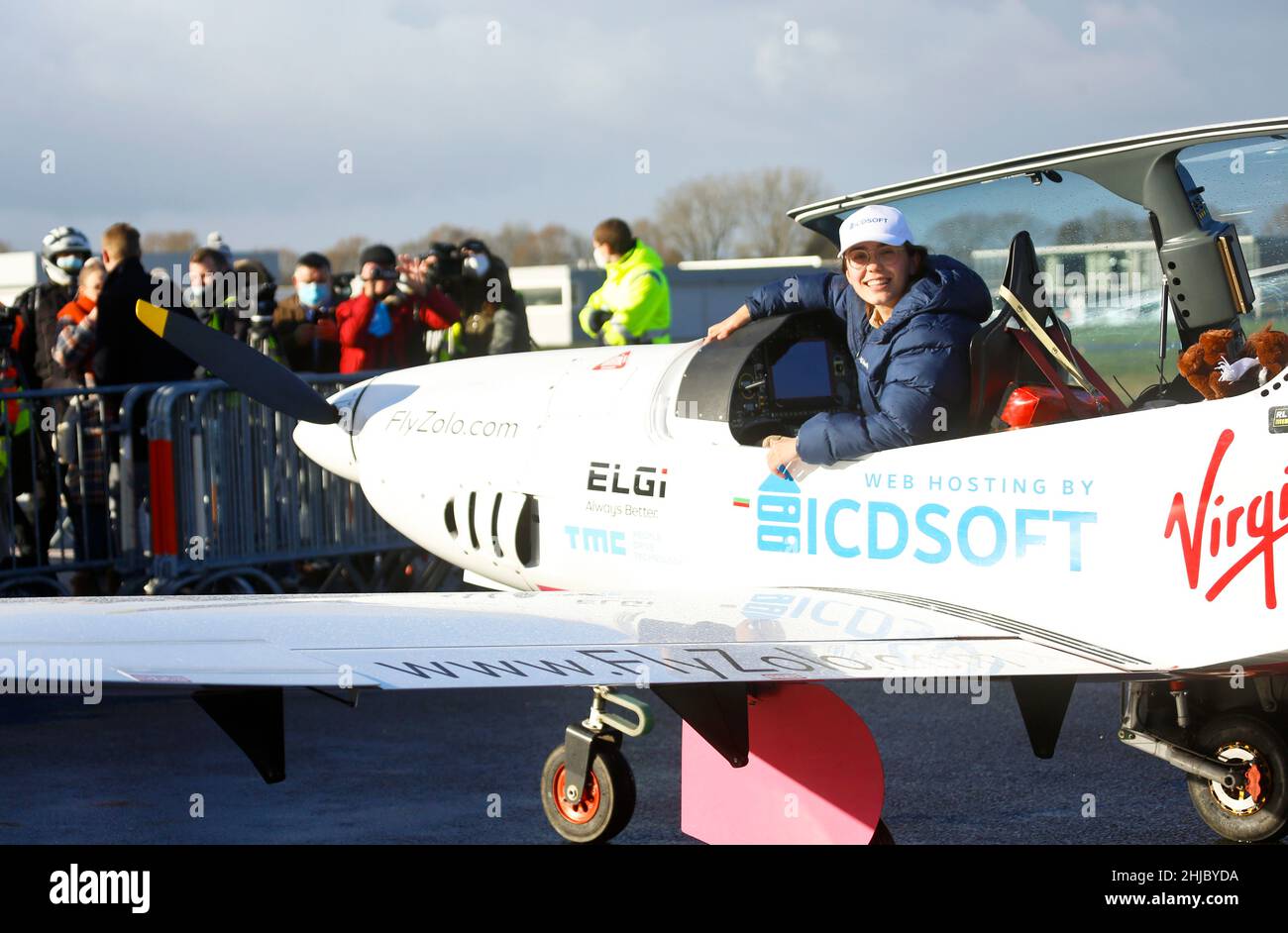 Aeroporto Internazionale Kortrijk-Wevelgem, Belgio. Il pilota britannico Zara Rutherford, di 19 anni, completa il suo volo da solista odyssey di 5 mesi in tutto il mondo Foto Stock