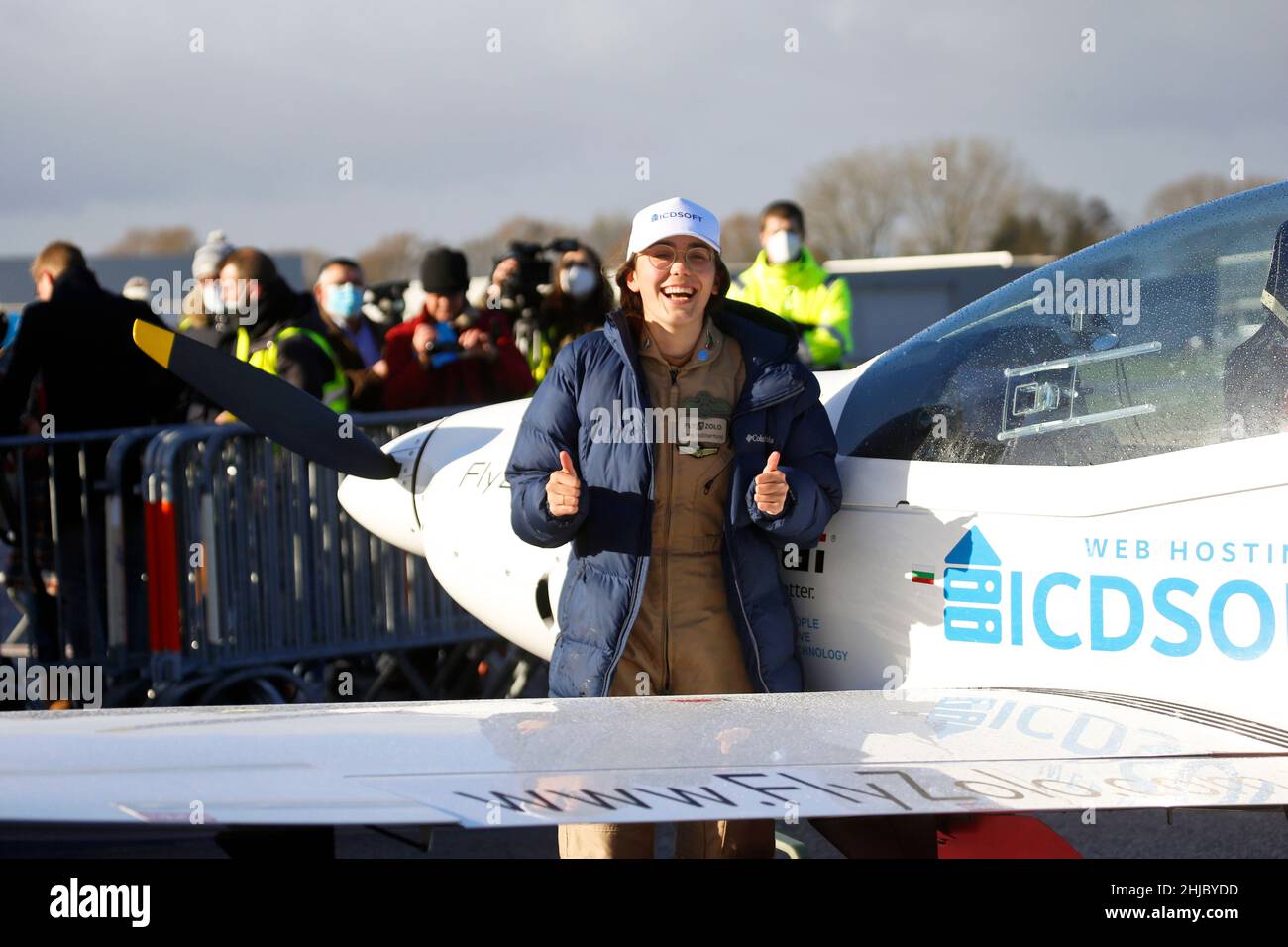 Aeroporto Internazionale Kortrijk-Wevelgem, Belgio. Il pilota britannico Zara Rutherford, di 19 anni, completa il suo volo da solista odyssey di 5 mesi in tutto il mondo Foto Stock