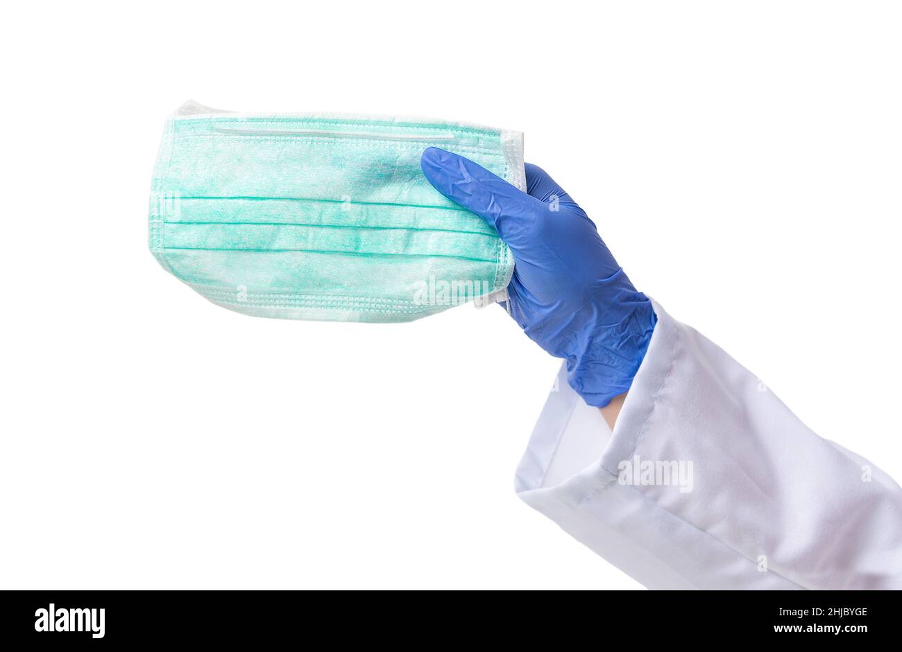 Mano medico maschile che tiene una maschera verde isolato su uno sfondo bianco Foto Stock