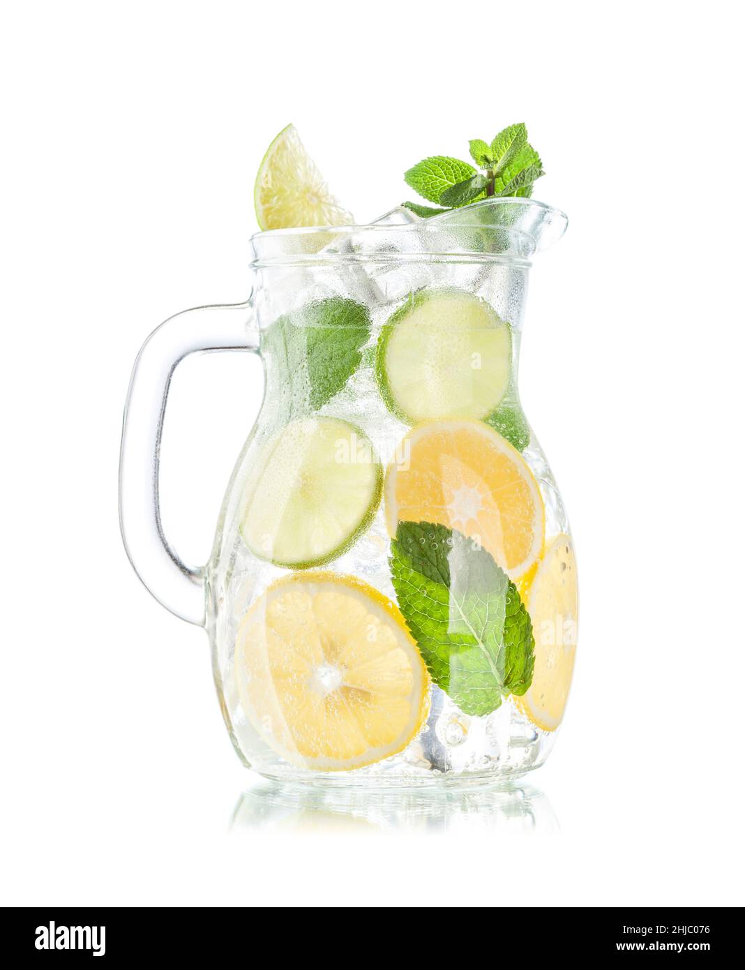 Caraffa di limonata con limone, menta e cubetti di ghiaccio. Isolato su sfondo bianco Foto Stock