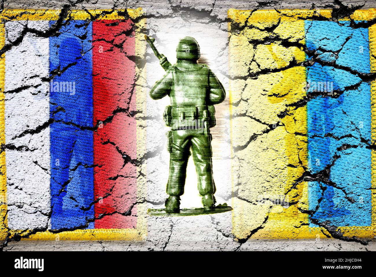 Figura soldato sulle bandiere di Russia e Ucraina, crisi Ucraina Foto Stock