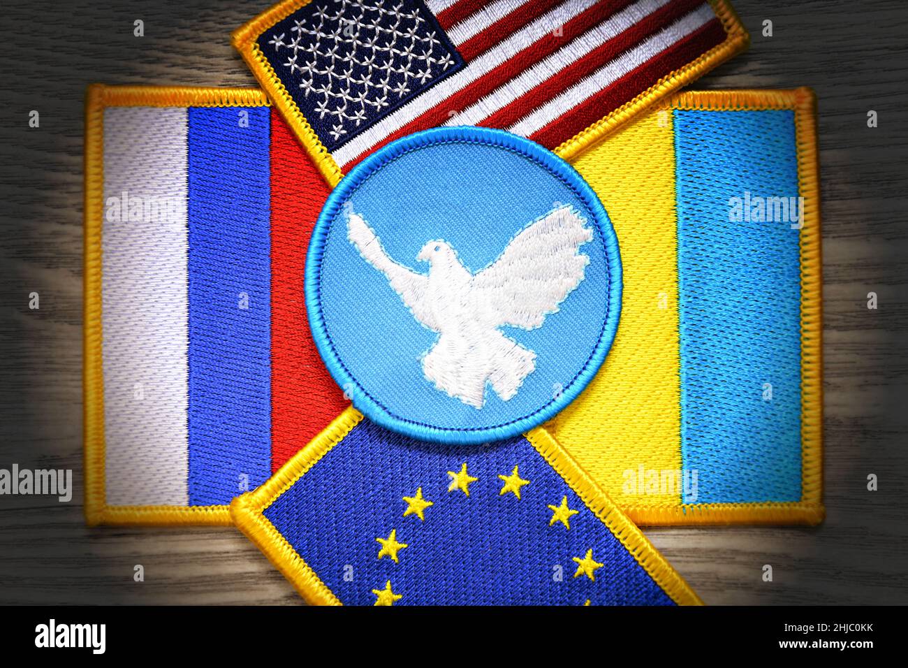 Colomba di pace sulle bandiere di Russia, Ucraina, Stati Uniti e UE, crisi Ucraina Foto Stock