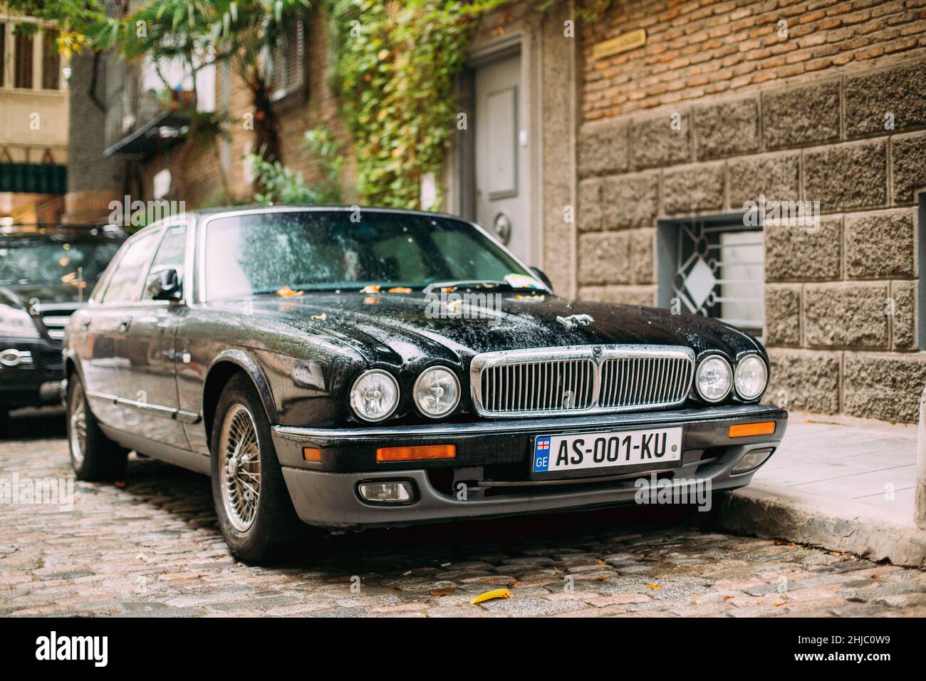 Jaguar XJ (X308) berlina parcheggiata in strada. La Jaguar XJ X308 è Una berlina di lusso prodotta e venduta da Jaguar Cars tra il 1997 e il 2003. Foto Stock