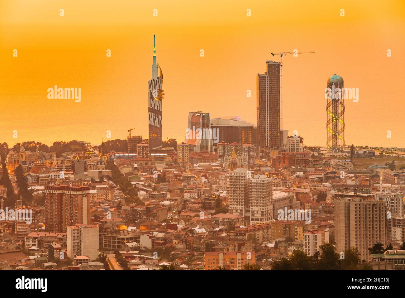 Batumi, Adjara, Georgia. Vista aerea del paesaggio urbano al tramonto. Università tecnologica del Mar Nero, Radisson Blu Hotel, Casa residenziale porta Foto Stock